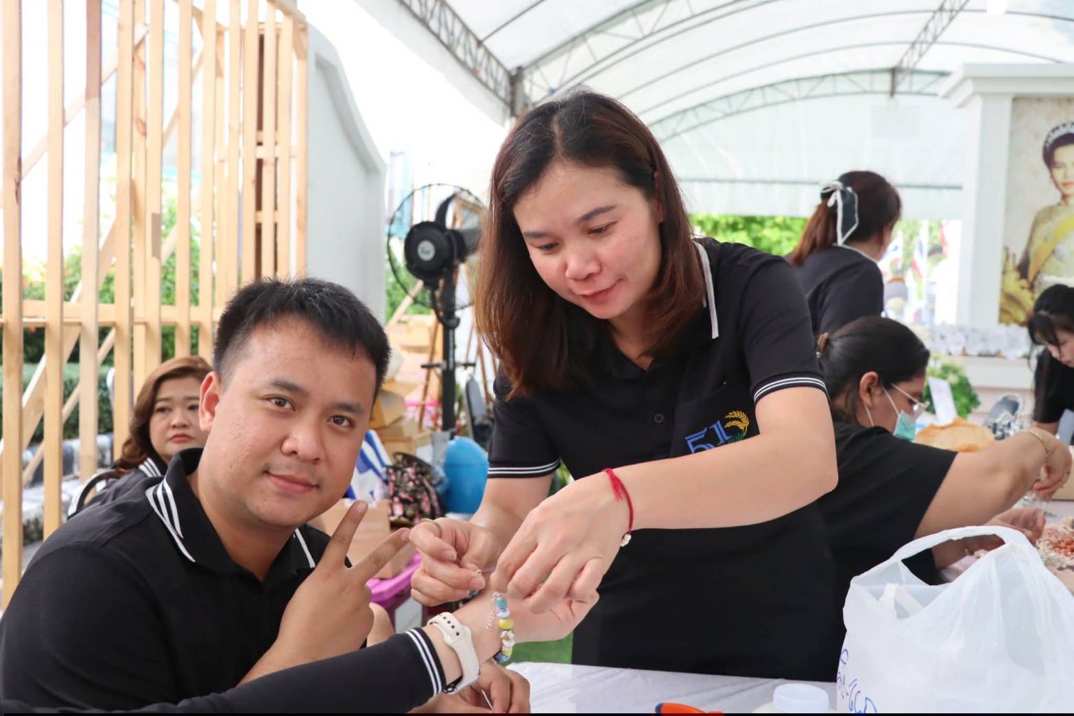 title - รัฐมนตรีว่าการกระทรวงเกษตรและสหกรณ์ พร้อมด้วยคณะผู้บริหาร ส.ป.ก. เข้าเยี่ยมชมโซนกิจกรรมฝึกอาชีพ Workshop งานศิลปหัตถกรรม (ศพส.) กิจกรรมจัดขึ้นภายใต้งาน วันคล้ายวันสถาปนาครบรอบ 51 ปี ส.ป.ก. ณ สำนักงานการปฏิรูปที่ดินเพื่อเกษตรกรรม